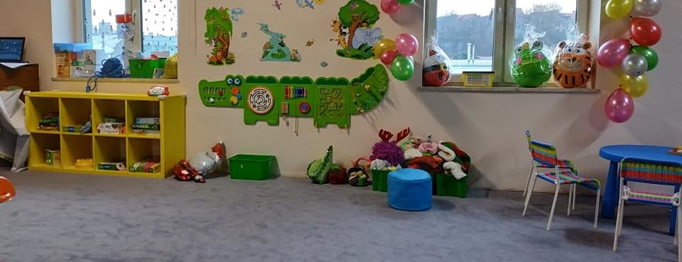 Sala zabaw Kawa i Zabawa — kolorowe wnętrze z zabawkami
