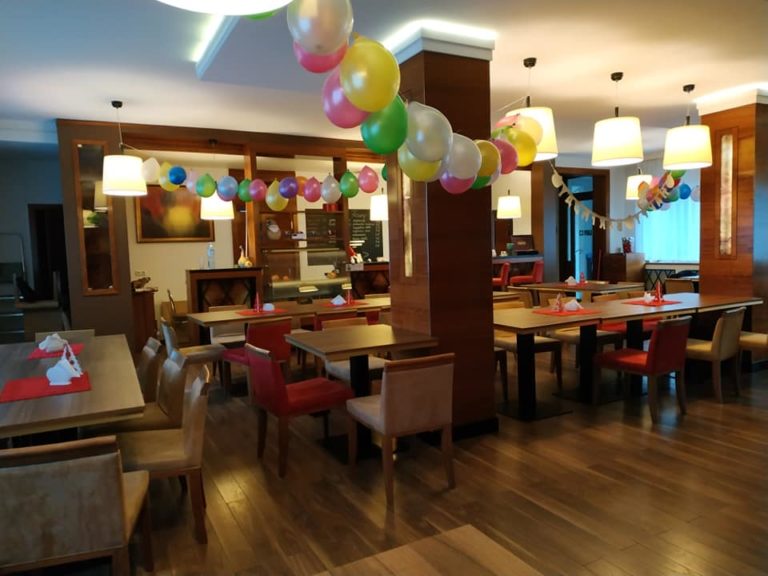 Sala restauracyjna Kawa i Zabawa — strefa relaksu dla rodziców